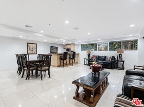 441 N Oakhurst Dr in Beverly Hills, CA - Foto de edificio - Building Photo