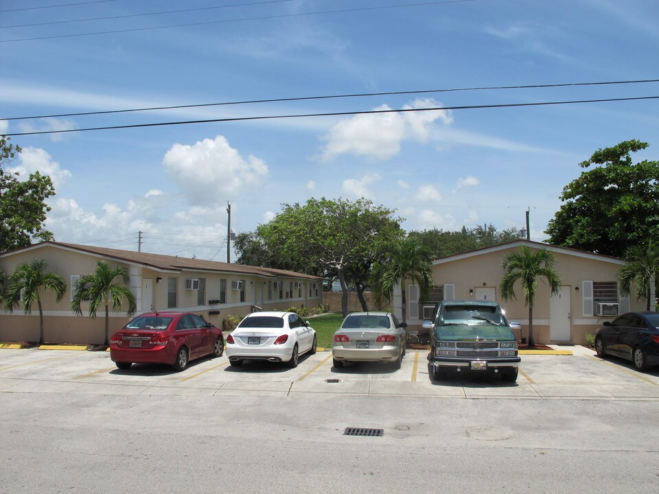 408 NW 10th St in Hallandale Beach, FL - Building Photo