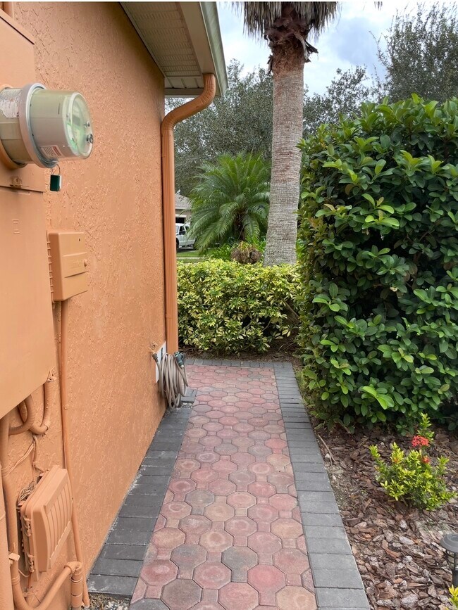 656 English Lake Dr, Unit 2