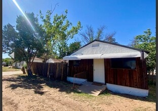 1040 W Division St in Slaton, TX - Building Photo - Building Photo