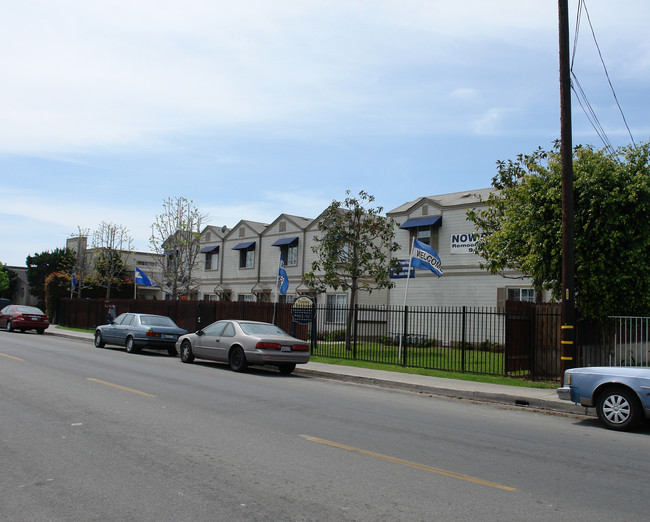 Pomona Townhouse Apartments in Costa Mesa, CA - Foto de edificio - Building Photo