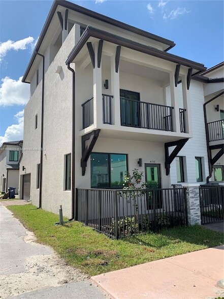 4798 NW 83rd Psge, Unit 1105 in Doral, FL - Building Photo