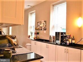 300 Lombard St in Philadelphia, PA - Building Photo - Building Photo