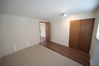 1301 S 3rd Ave in Sequim, WA - Foto de edificio - Building Photo