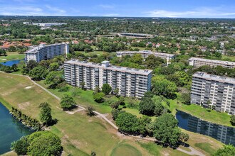 3520 Oaks Way in Pompano Beach, FL - Building Photo - Building Photo