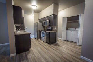 4245 Hawthorne Ave NE in Salem, OR - Foto de edificio - Building Photo