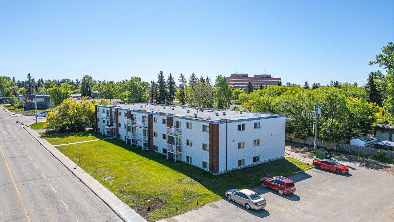 9807-9108 108 Ave in Grande Prairie, AB - Building Photo