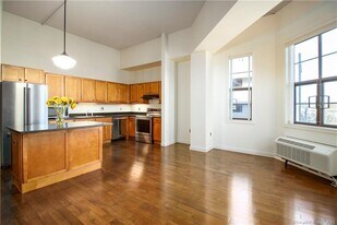 15 Dinah Rd in West Hartford, CT - Building Photo