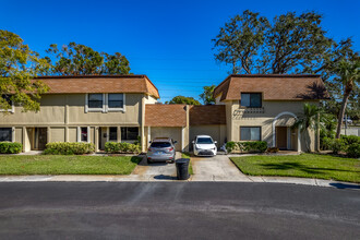 Cinnamon Lake in St. Petersburg, FL - Foto de edificio - Building Photo