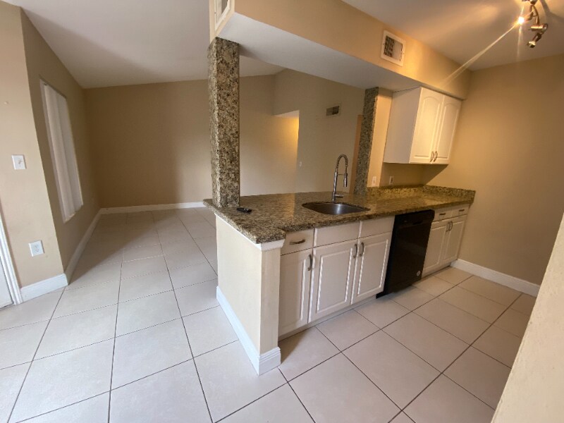 2667 NW 33rd St in Oakland Park, FL - Building Photo
