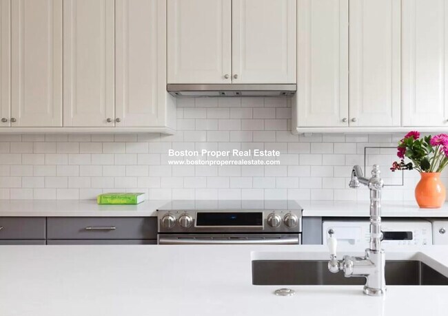 30 Montebello Rd, Unit 3 in Boston, MA - Foto de edificio - Building Photo