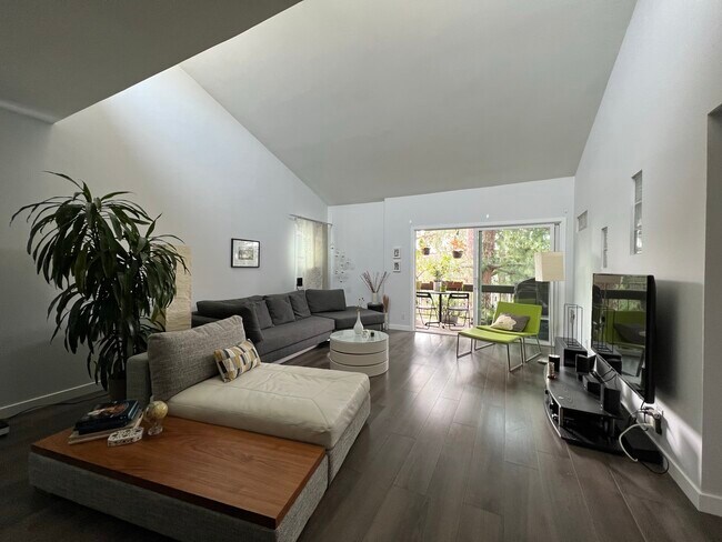 6151 Canterbury Dr, Unit 302 in Culver City, CA - Building Photo - Building Photo