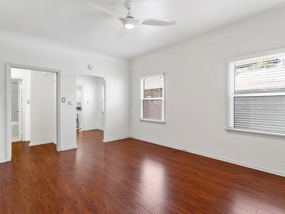 1115 E Broadway, Unit 04 in Long Beach, CA - Building Photo