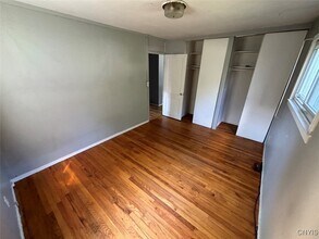 305 Hunt Dr in Fayetteville, NY - Building Photo - Building Photo
