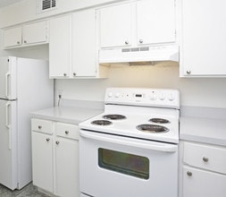 Hampton Court Apartments in Baton Rouge, LA - Building Photo - Interior Photo