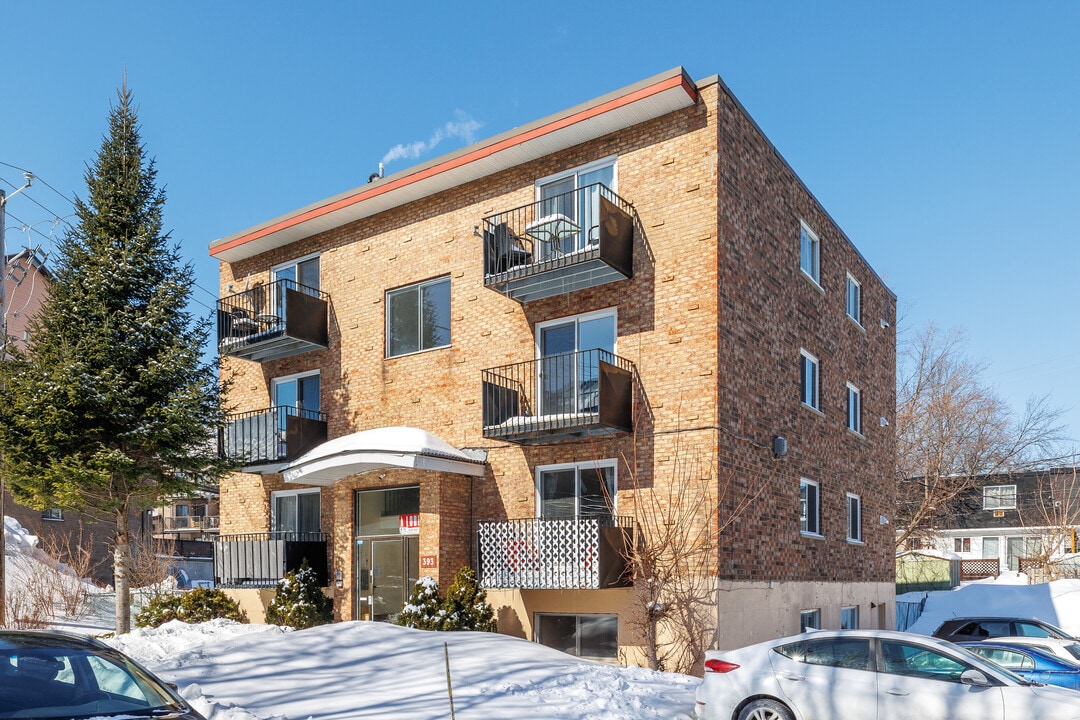 393 Lulli Rue in Laval, QC - Building Photo