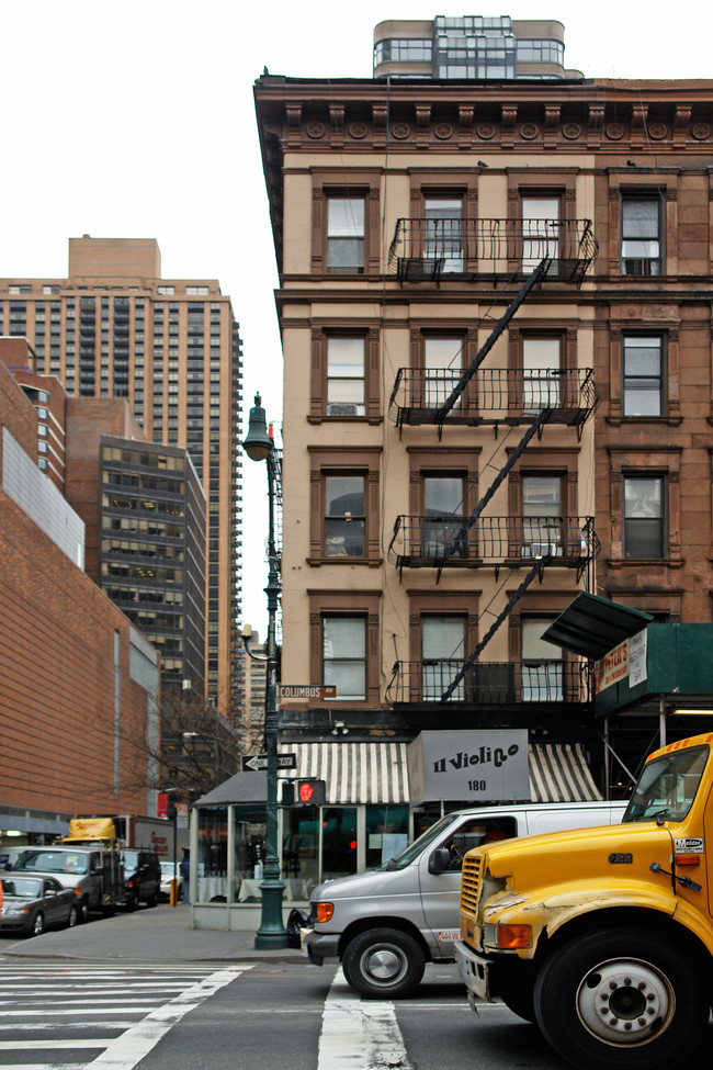 101 W 68th St in New York, NY - Foto de edificio - Building Photo