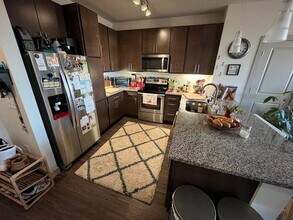 1827 E Washington Ave, Unit 470 in Madison, WI - Foto de edificio - Building Photo