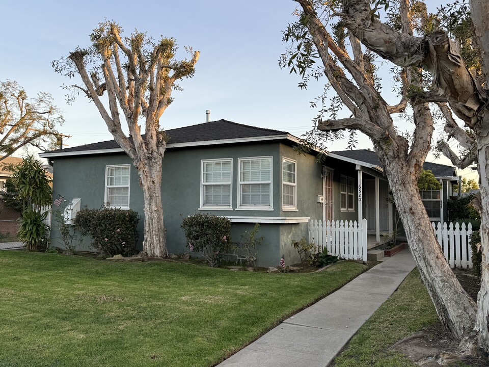 6522 W 86th Pl in Los Angeles, CA - Building Photo