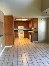 4985 Valley Hi Dr in Sacramento, CA - Building Photo - Building Photo