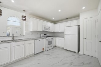 2100 Riverplace Dr in Flower Mound, TX - Foto de edificio - Building Photo