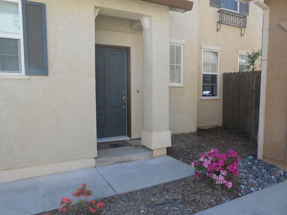 2340 Shining Star Way in Redding, CA - Building Photo