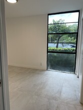 20500 W Country Club Dr, Unit 101 in Aventura, FL - Building Photo - Building Photo