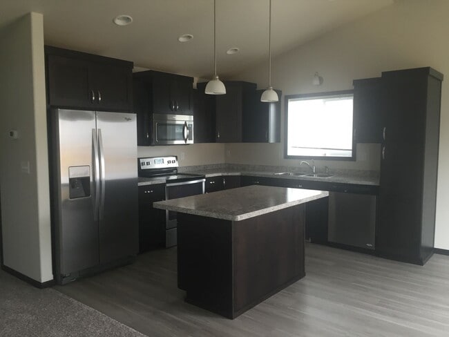 907 Eaglewood Ave in West Fargo, ND - Building Photo - Building Photo