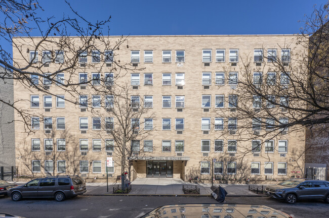 Pope John Paul II House in Brooklyn, NY - Foto de edificio - Building Photo