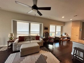 8021 Izetta Ln in Austin, TX - Foto de edificio - Building Photo