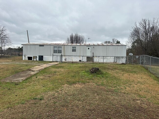 108 Pine Ridge Dr in Greenwood, SC - Building Photo - Building Photo