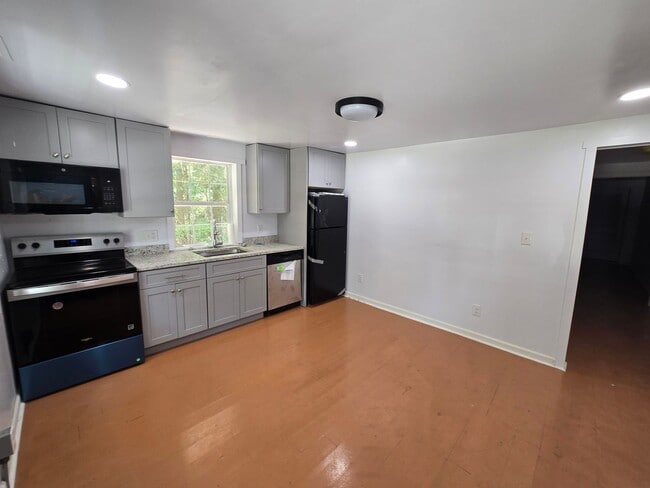 2009 Bain Dr in Fayetteville, NC - Building Photo - Building Photo