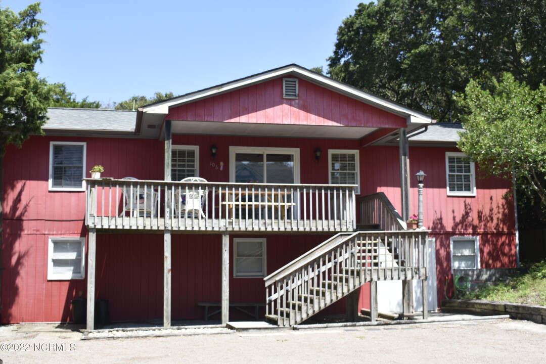 106 Deer Horn Dr in Emerald Isle, NC - Building Photo