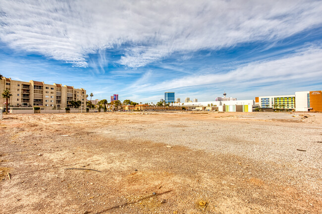 Royal Crest Apartment Homes in Las Vegas, NV - Building Photo - Building Photo