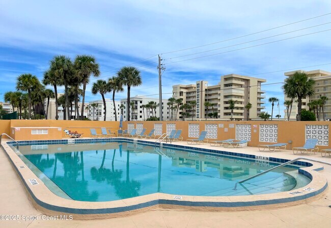 2700 N Hwy A1A in Indialantic, FL - Foto de edificio - Building Photo