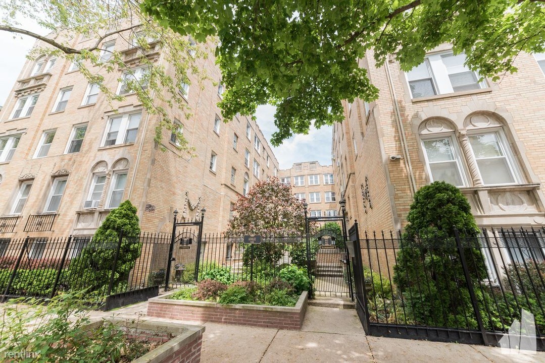 842 W Ainslie St in Chicago, IL - Building Photo