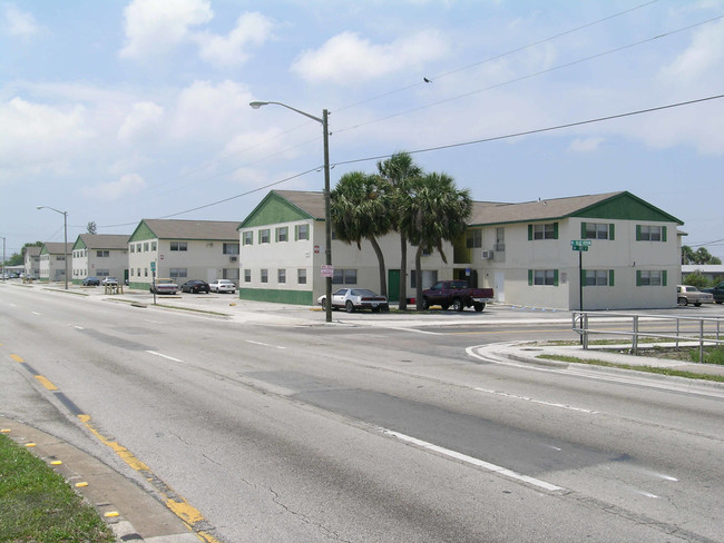 Blue Heron Apartments in West Palm Beach, FL - Building Photo - Building Photo