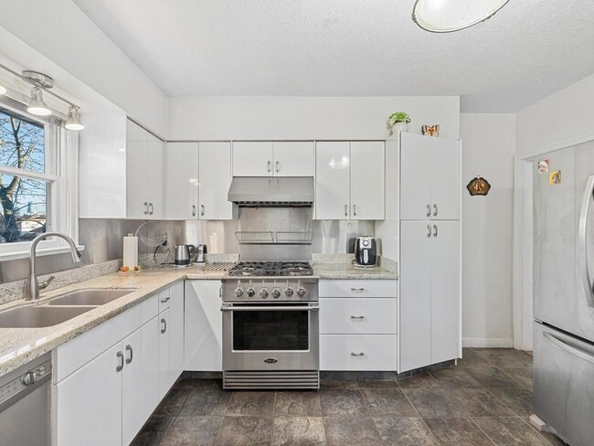 1701 Nanaimo St in New Westminster, BC - Building Photo - Building Photo