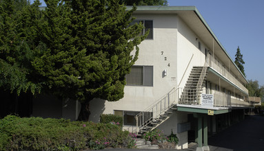 724 Smalley Ave in Hayward, CA - Foto de edificio - Building Photo