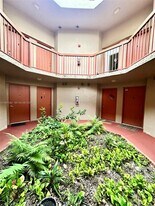 10237 NW 9th St Cir in Miami, FL - Building Photo