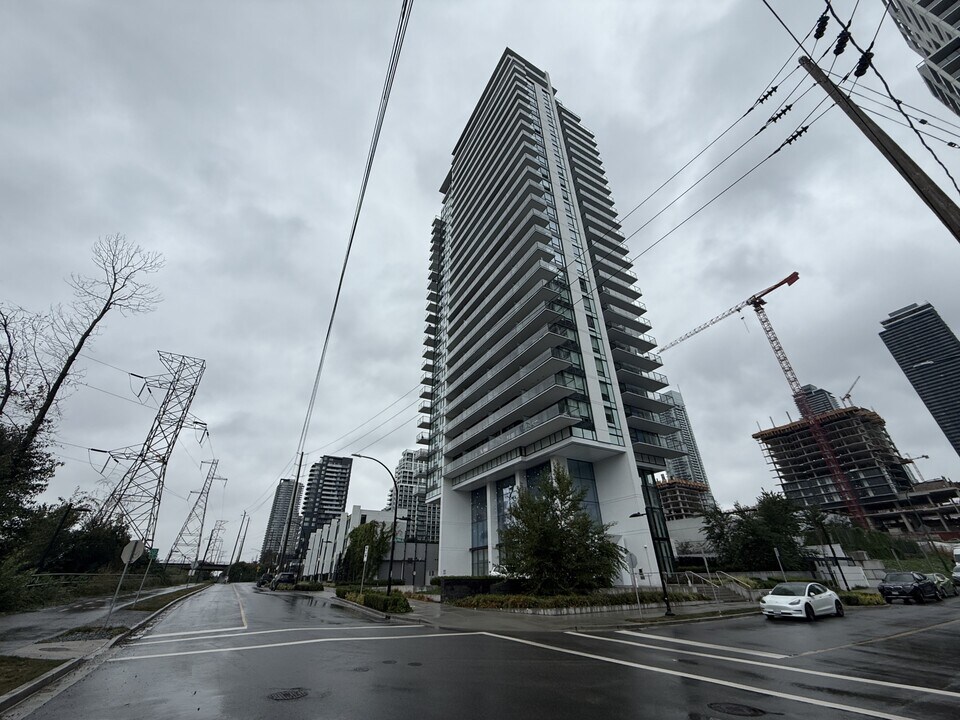 2425 Alpha Ave in Burnaby, BC - Building Photo