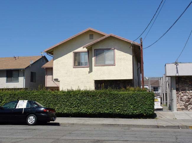 2121 Nevin Ave in Richmond, CA - Building Photo - Building Photo