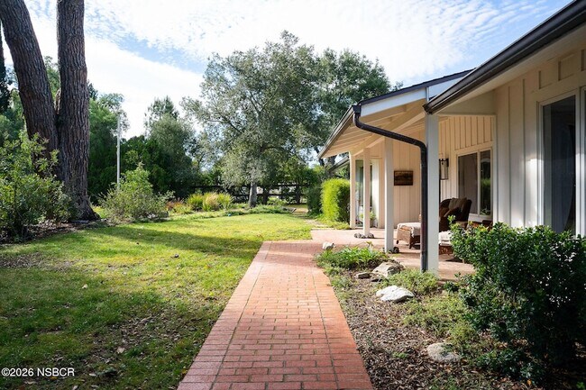 724 N Refugio Rd, Unit 201 in Santa Ynez, CA - Foto de edificio - Building Photo