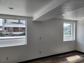 21 S 4th St, Unit Apartment 1 in Youngwood, PA - Building Photo - Building Photo