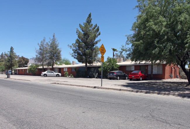 Suncrest Apartments in Tucson, AZ - Building Photo - Building Photo