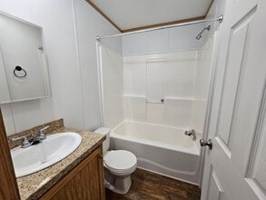 4 Parkview Dr in New Hartford, NY - Foto de edificio - Building Photo