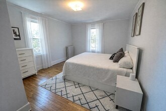 72 S Crescent Circuit in Boston, MA - Foto de edificio - Building Photo