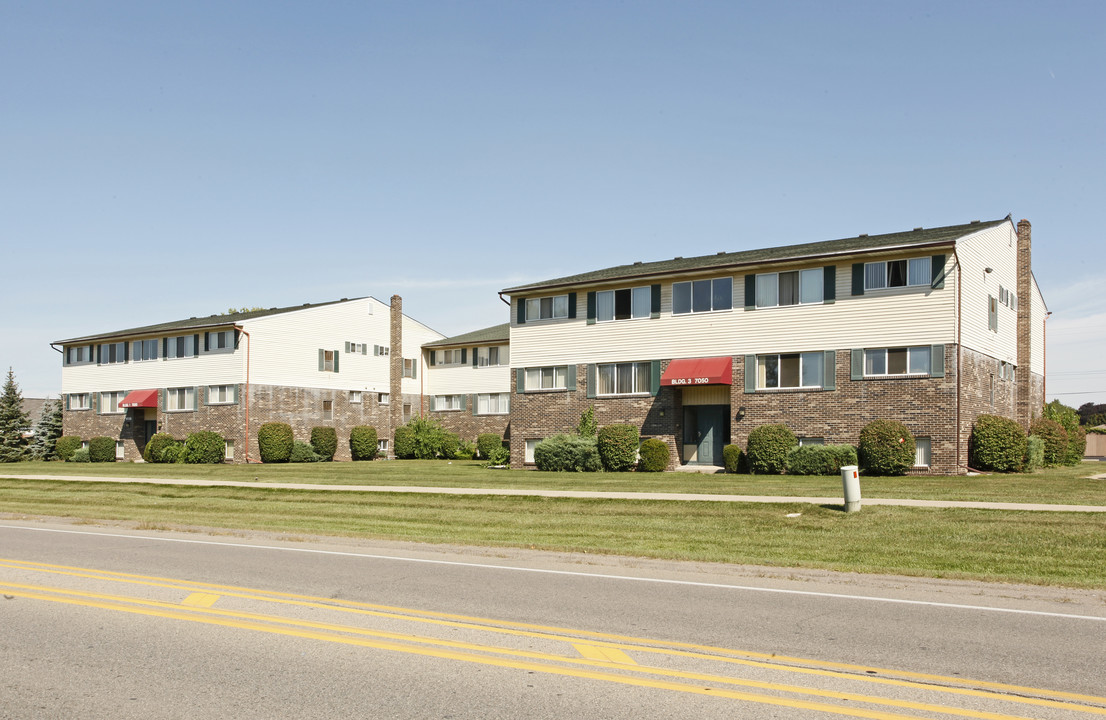 Luna Apartments in Garden City, MI - Building Photo