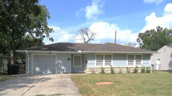 5818 Carew St in Houston, TX - Building Photo