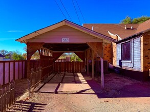 1031 Middlehoff Ln in Oroville, CA - Foto de edificio - Building Photo